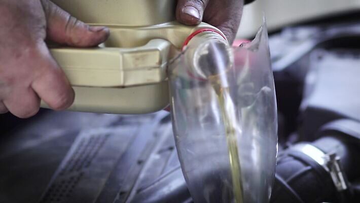 손 산업 여행 비즈니스 교통시설 자동차 힘 장비 에너지 덮개 작업실 오염 변화 붓기 가격 서비스 탱크 고정 엔진 정비공 모터 깨짐 노즐 자동 차고 4K MP4 해외동영상 클립영상 육상교통 교통 컨셉 모션 신체부위 뚜껑 기술자 시설 동영상 파일형식