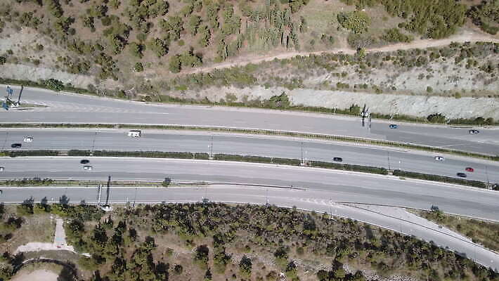 외관 유럽 도로 여행 교통시설 자동차 건설업 파노라마 풍경 사람없음 야외 맑음 역사 연결 지중해 교차로 출퇴근 마케도니아 발칸반도 4K MOV 해외동영상 클립영상 나라 산업 길 육상교통 바다 교통 비즈니스 날씨 촬영기법 시설 동영상 파일형식 남유럽