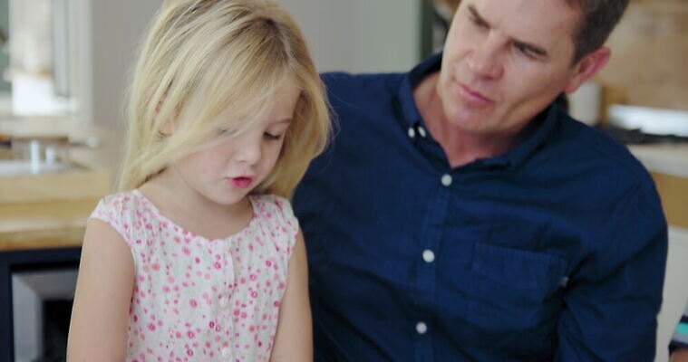 응시 여자 남자 딸 초등학생 어린이 중년 가구 가정 가족 관계 아프리카 탁자 함께함 실내 창조 두명 부모 펜 관찰 아빠 결합 남아프리카 케이프타운 4K 틸트업 MOV 해외동영상 클립영상 학생 시선 나라 생활용품 컨셉 모션 촬영기법 사람 성인 내부 필기구 동영상 남아프리카공화국 파일형식