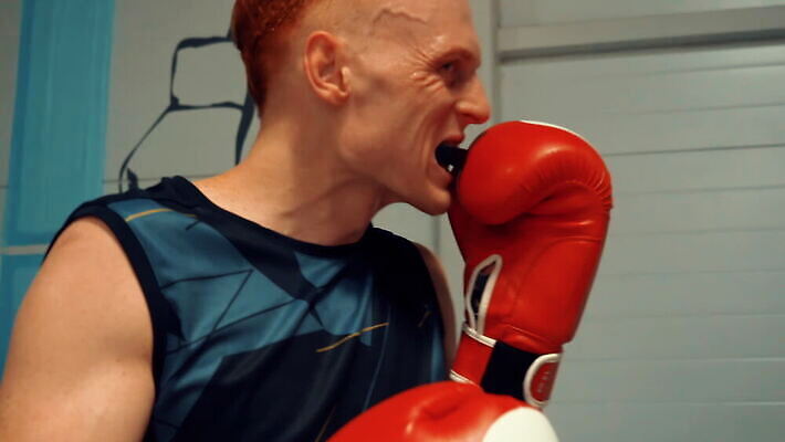 백인 직업 남자 스포츠 장갑 운동화 2 신체 함께함 기술 성인 두명 일상 운동복 상자 힘 권투 거울 반지 작업 집중 준비 체육관 싸움 땀 돌봄 마우스피스 운동가 킥복싱 놓기 MOV 해외동영상 클립영상 서양인 잡화 옷 신발 컨셉 장신구 모션 사람 라이프 격투기 동영상 파일형식