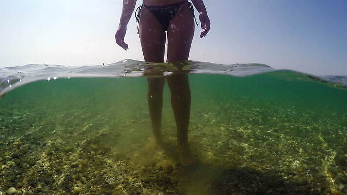 모델 라이프스타일 여자 바다 여행 자연 휴가 휴식 바닥 야외 물 비키니 햇빛 뷰티 유행 산책 트래킹 자유 신선 우아함 날씬함 섹슈얼리티 이국적 스타일 4K MOV 해외동영상 클립영상 자연요소 수영복 컨셉 레저 사람 생활 태양 몸매 생태계 동영상 파일형식