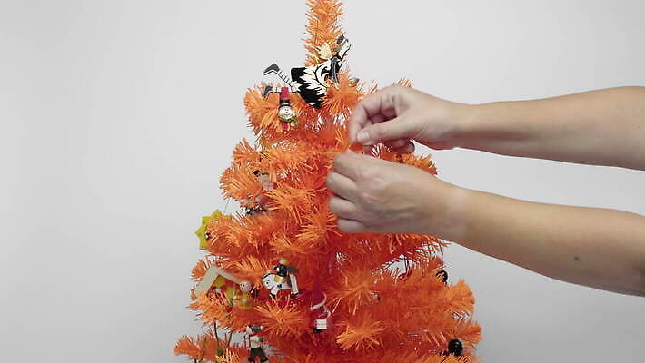 전통 디자인 계절 겨울 휴가 기념 내부 장식 기쁨 흰색 축하 작음 12월 심볼 묘사 오브젝트 흰배경 마법 노엘 인공 스타일 4K MOV 해외동영상 클립영상 감정 컬러 백그라운드 컨셉 날짜 크기 동영상 파일형식