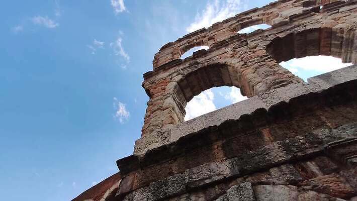 외관 문화 여행 건축양식 하늘 사람없음 건물 파란색 빛 황혼 경기장 이탈리아 골동품 도시 시간 역사 야간 저녁 로마 극장 아치 콜로세움 원형경기장 빛망울 랜드마크 로마인 베로나 옛날 제국 파멸 검투사 포럼 4K 타임랩스 MP4 해외동영상 클립영상 자연요소 직업 건축물 건축 유럽 컬러 컨셉 스포츠시설 촬영기법 인종 일몰 토론 동영상 파일형식 소멸