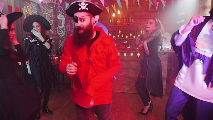 캐릭터 옷 백그라운드 휴가 조명 사람 장식 친구 청춘 파티 어둠 황혼 우정 기쁨 할로윈 의사 춤 바 그룹 야간 무서움 클럽 디스코 마녀 변장 해적 외과 10월 흡혈귀 호러 유흥 4K MOV 해외동영상 클립영상 자연요소 감정 음악 컨셉 의학 관계 문화예술 병원 이벤트 일몰 의료진 날짜 도둑 공포 동영상 파일형식