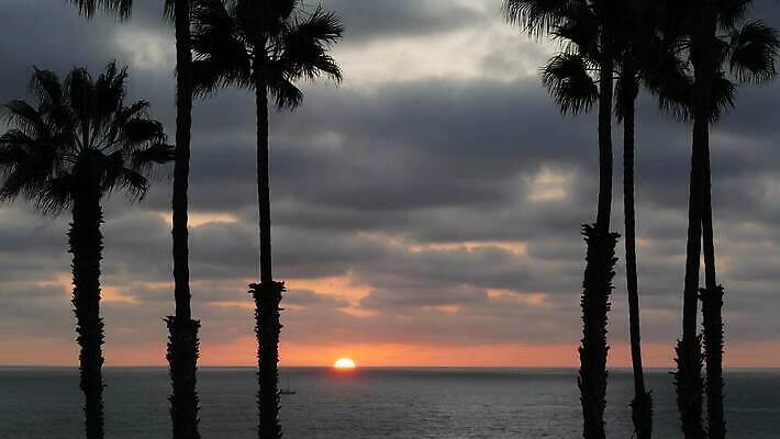 구름 실루엣 바다 하늘 휴가 사람없음 여름 야자수 태양 검은색 미국 일몰 분위기 저녁 캘리포니아 주말 로스앤젤레스 플로리다 4K 오션사이드 산타모니카 MP4 해외동영상 클립영상 자연요소 나무 계절 컬러 컨셉 북아메리카 촬영기법 노을 밤 야간 동영상 파일형식
