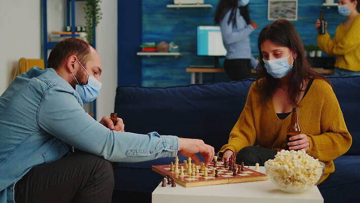 행복 흑인 거실 놀이 주택 맥주 대화 가면 마스크 미소 친구 소파 글로벌 파티 검은색 우정 펼침 마시기 바이러스 체스 보호 번짐 체스판 다인종 섞기 소셜 코로나바이러스 사교적 뉴노멀 4K MOV 해외동영상 클립영상 서양인 감정 컬러 컨셉 의자 관계 모션 주류 표정 말하기 인종 이벤트 건물 경제 동영상 파일형식 효과