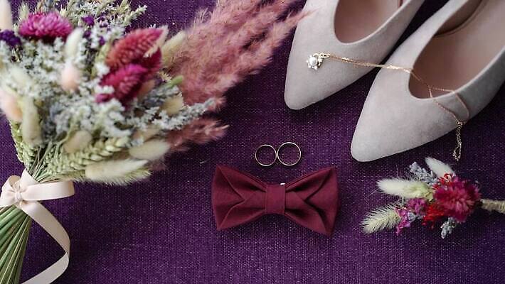 전통 커플 기념일 꽃 꽃다발 결혼 신발 2 장신구 결혼식 남편 함께함 선물 사랑 사람없음 빛 유행 금속 흰색 축하 반지 쌍 황금 고급 은색 보석 심볼 다이아몬드 약혼 백금 제안 스타일 MOV 해외동영상 클립영상 식물 감정 컬러 컨셉 관계 재질 이벤트 광석 약속 동영상 파일형식