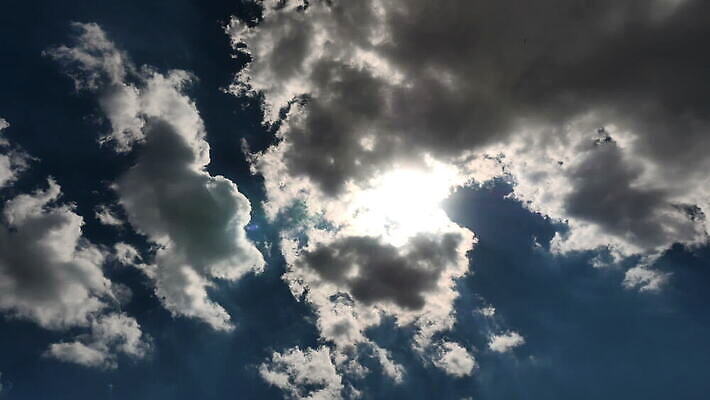 구름 컬러 백그라운드 자연 하늘 날씨 풍경 사람없음 야외 가로 여름 파란색 빛 햇빛 태양 우주 환경 흰색 전원 분위기 장면 천국 솜털 스카이라인 내추럴 오존 적란운 천창 유일 타임랩스 MOV 해외동영상 클립영상 자연요소 계절 컨셉 촬영기법 전기에너지 생태계 동영상 파일형식 구름_자연