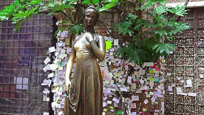 유럽 벽 여행 건축양식 벽돌 주택 사랑 사람없음 건물 여행객 이탈리아 낭만 골동품 발코니 중세 역사 지중해 장면 랜드마크 베로나 비극 옛날 1인칭시점 4K HD MP4 해외동영상 클립영상 건축물 시선 건축 감정 나라 바다 컨셉 사람 동영상 파일형식