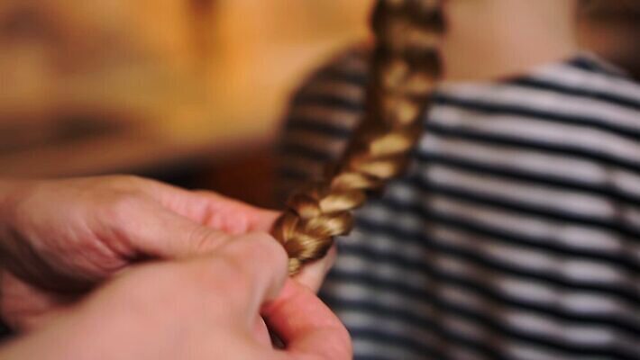 드레스 여자 딸 행복 어린이 가족 관계 엄마 주택 함께함 한명 미소 성인 목재 부모 컬러풀 금발 머리 주방 줄무늬 기쁨 방 붓 머리빗 잠 편안함 조심 고립 돌봄 타격 텅스텐 장식술 MP4 해외동영상 클립영상 나무 1 헤어스타일 옷 감정 컬러 컨셉 무늬 재료 모션 표정 사람 건물 신체부위 장식 미용용품 감각 원소 동영상 파일형식