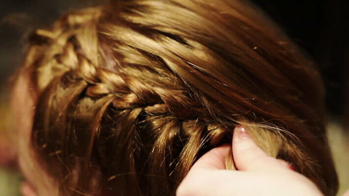 헤어스타일 여자 오렌지 관리 사람 빨간색 금발 유행 미용실 미용사 이발 가발 빨간머리 프랑스어 돌봄 엮은 장식술 MOV 해외동영상 클립영상 직업 문자 컬러 과일 모션 장식 뷰티샵 동영상 파일형식