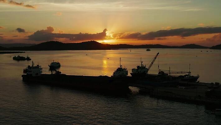 구름 실루엣 산업 바다 컬러 섬 여행 백그라운드 오렌지 비즈니스 교통시설 자연 하늘 표면 날씨 풍경 사람없음 야외 물 여름 빛 컬러풀 햇빛 태양 반사 노란색 일출 항구 침묵 황혼 일몰 새벽 화물 전원 만 보트 황금 저녁 컨테이너 창고 기중기 무역 함선 상업 장면 수납 포트 스카이라인 물류 내추럴 넘어짐 조감도 터미널 수평선 4K MOV 해외동영상 클립영상 자연요소 계절 교통 배_교통 과일 모션 촬영기법 노을 소리 운송업 중장비 전기에너지 야간 시설 생태계 동영상 파일형식