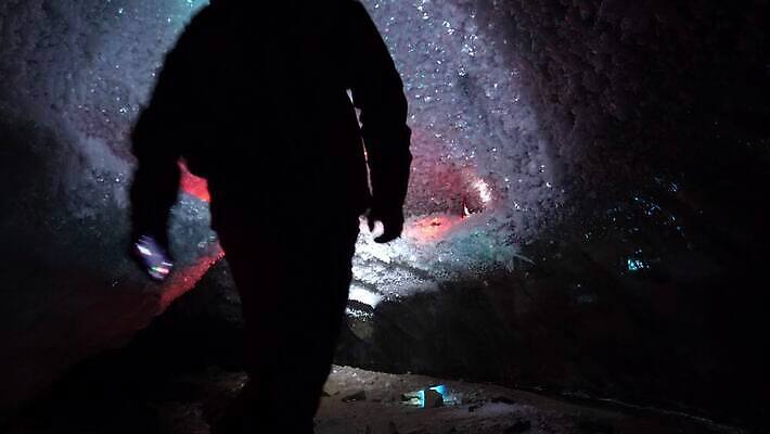 컬러 여행 백그라운드 겨울 자연 조명 산 아이슬란드 그림자 한명 사람 풍경 빨간색 파란색 빛 냉동 얼음 어둠 추위 광선 바위 등불 투명 터널 동굴 신비 크리스탈 북극 빙하 서리 빙산 지하 카자흐스탄 4K 알마티 MP4 해외동영상 클립영상 자연요소 1 계절 유럽 아시아 길 컨셉 돌_바위 광석 극지방 생태계 동영상 파일형식