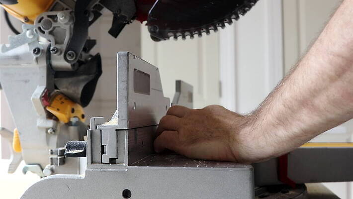 직업 산업 노동자 주택 안전 건물 목재 인테리어 기계 장비 원형 널 자르기 목수 회전 목공예 잡동사니 수목 업그레이드 톱밥 톱질 4K MOV 해외동영상 클립영상 도형 나무 건축물 디자인 재료 모션 가루 공예 동영상 파일형식