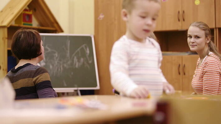 어린이 놀이 탁자 실내 앉기 소년 교육자 교사 유치원 놀이방 방 MOV 해외동영상 클립영상 직업 교육 남자 가구 모션 사람 내부 동영상 파일형식