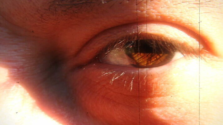 라이프스타일 스트레스 검은색 텔레비전 자료 손상 흰색 좌절 무서움 눈썹 속눈썹 고민 공포 방송 결 충격 문제 물결무늬 깨짐 옛날 정보매체 호러 목차 MOV 해외동영상 클립영상 감정 얼굴 물결 컬러 컨셉 무늬 생활 전자제품 동영상 파일형식