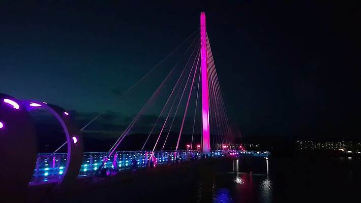 유럽 아시아 바다 여행 건축양식 전등 조명 한국 동양인 풍경 사람없음 건물 물 도시풍경 반사 여행객 탑 항구 고층빌딩 새벽 도시 만 보트 도심 야간 저녁 장면 스카이라인 석호 빛망울 랜드마크 4K MOV 해외동영상 클립영상 자연요소 건축물 건축 나라 배_교통 교통시설 사람 인종 빌딩 빛 동영상 파일형식