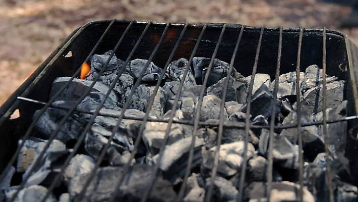 백그라운드 오렌지 불꽃 따뜻함 요리 사람없음 야외 목재 빨간색 빛 노란색 검은색 어둠 에너지 오픈 뜨거움 연기 그릴 위험 장작 모닥불 굽기 질감 매움 숯 연소 광 석탄 재 화상 탄소 MOV 해외동영상 클립영상 나무 컬러 컨셉 과일 재료 주방용품 불 맛 상처 구이 동영상 파일형식