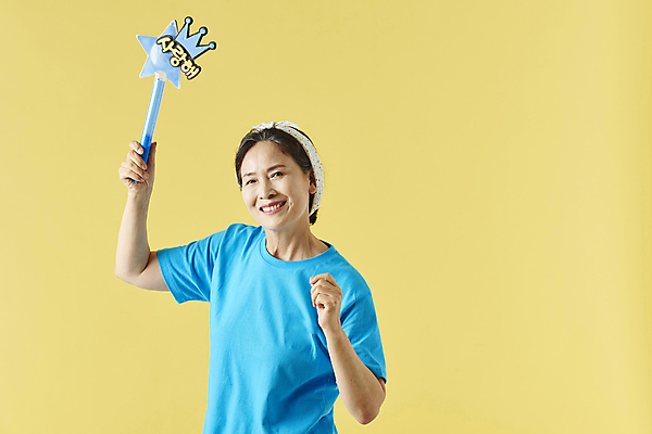 포토 JPG 스튜디오촬영 여자 노년 할머니 응원 실내 한명 미소 웃음 들기 상반신 앞모습 실버라이프 한국인 팬 60대 즐거움 노란배경 노인여자한명만 응원봉 액티브시니어 국내포토 1 라이프스타일 감정 뷰포인트 백그라운드 모션 표정 사람 동양인 성인 내부 노란색 여자한명만 노인여자만 파일형식