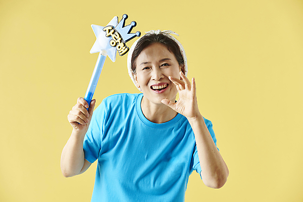 포토 JPG 스튜디오촬영 여자 노년 할머니 응원 실내 한명 미소 웃음 들기 상반신 앞모습 실버라이프 손들기 외침 한국인 팬 60대 즐거움 노란배경 노인여자한명만 응원봉 액티브시니어 국내포토 1 라이프스타일 감정 뷰포인트 백그라운드 모션 표정 사람 동양인 성인 내부 노란색 소리 여자한명만 노인여자만 파일형식