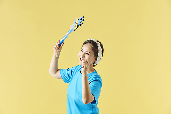 포토 JPG 스튜디오촬영 여자 노년 할머니 응원 실내 한명 미소 웃음 들기 상반신 옆모습 실버라이프 손들기 주먹 한국인 팬 60대 즐거움 노란배경 노인여자한명만 응원봉 액티브시니어 국내포토 1 라이프스타일 감정 뷰포인트 백그라운드 모션 표정 사람 동양인 성인 내부 노란색 여자한명만 노인여자만 파일형식