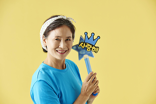 포토 JPG 스튜디오촬영 응시 여자 노년 할머니 응원 실내 한명 미소 웃음 들기 상반신 옆모습 실버라이프 한국인 팬 60대 즐거움 노란배경 노인여자한명만 응원봉 액티브시니어 국내포토 1 라이프스타일 시선 감정 뷰포인트 백그라운드 모션 표정 사람 동양인 성인 내부 노란색 여자한명만 노인여자만 파일형식