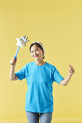 포토 JPG 스튜디오촬영 여자 노년 할머니 응원 실내 한명 미소 웃음 들기 상반신 앞모습 실버라이프 손들기 한국인 춤 팬 60대 즐거움 노란배경 노인여자한명만 응원봉 액티브시니어 국내포토 1 라이프스타일 감정 뷰포인트 백그라운드 모션 문화예술 표정 사람 동양인 성인 내부 노란색 여자한명만 노인여자만 파일형식