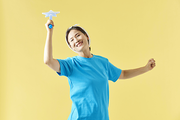 포토 JPG 스튜디오촬영 여자 노년 할머니 응원 실내 한명 미소 웃음 들기 상반신 앞모습 실버라이프 한국인 춤 팬 60대 즐거움 노란배경 노인여자한명만 응원봉 액티브시니어 국내포토 1 라이프스타일 감정 뷰포인트 백그라운드 모션 문화예술 표정 사람 동양인 성인 내부 노란색 여자한명만 노인여자만 파일형식