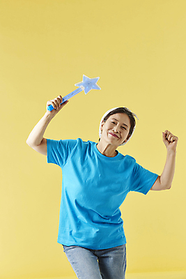 포토 JPG 스튜디오촬영 여자 노년 할머니 응원 실내 한명 미소 웃음 들기 상반신 앞모습 실버라이프 손들기 주먹 한국인 춤 팬 60대 즐거움 노란배경 노인여자한명만 응원봉 액티브시니어 국내포토 1 라이프스타일 감정 뷰포인트 백그라운드 모션 문화예술 표정 사람 동양인 성인 내부 노란색 여자한명만 노인여자만 파일형식