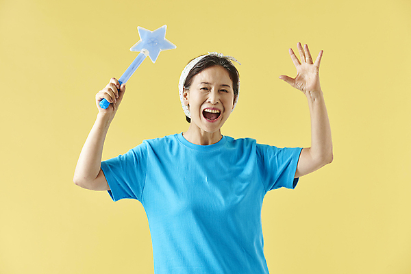 포토 JPG 스튜디오촬영 여자 노년 할머니 응원 실내 입벌림 한명 미소 웃음 들기 상반신 앞모습 실버라이프 만세 한국인 팬 60대 즐거움 노란배경 노인여자한명만 응원봉 액티브시니어 국내포토 1 라이프스타일 감정 뷰포인트 백그라운드 모션 표정 사람 동양인 성인 내부 노란색 여자한명만 노인여자만 파일형식