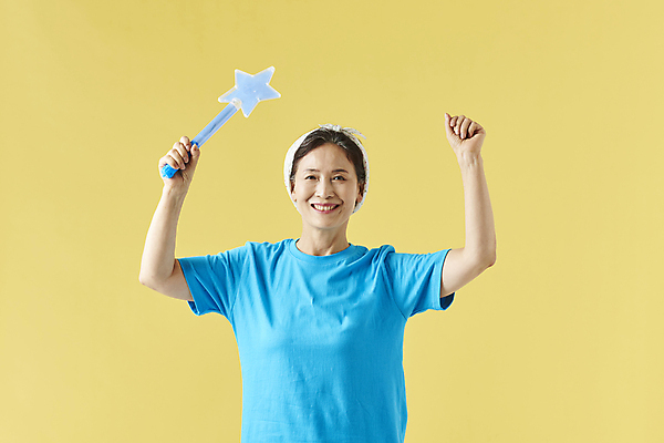 포토 JPG 스튜디오촬영 여자 노년 할머니 응원 실내 한명 미소 웃음 들기 상반신 앞모습 실버라이프 손들기 주먹 한국인 팬 60대 즐거움 노란배경 노인여자한명만 응원봉 액티브시니어 국내포토 1 라이프스타일 감정 뷰포인트 백그라운드 모션 표정 사람 동양인 성인 내부 노란색 여자한명만 노인여자만 파일형식