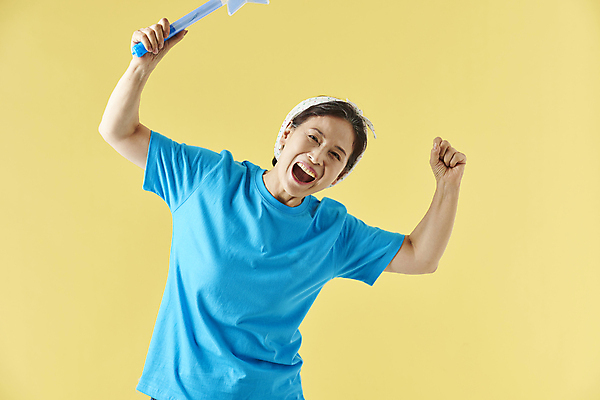 포토 JPG 스튜디오촬영 여자 노년 할머니 응원 실내 입벌림 한명 미소 웃음 들기 상반신 앞모습 실버라이프 외침 주먹 만세 한국인 팬 60대 즐거움 노란배경 노인여자한명만 응원봉 액티브시니어 국내포토 1 라이프스타일 감정 뷰포인트 백그라운드 모션 표정 사람 동양인 성인 내부 노란색 소리 여자한명만 노인여자만 파일형식