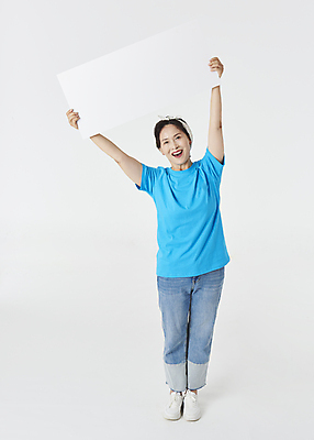 포토 JPG 스튜디오촬영 전신 배너 여자 노년 할머니 응원 사각프레임 실내 한명 서기 미소 웃음 들기 앞모습 실버라이프 만세 팻말 한국인 팬 60대 즐거움 흰배경 노인여자한명만 액티브시니어 국내포토 1 라이프스타일 감정 뷰포인트 백그라운드 모션 프레임 표정 사람 동양인 성인 내부 사각형 흰색 여자한명만 노인여자만 파일형식