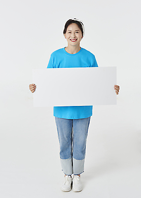 포토 JPG 스튜디오촬영 전신 배너 여자 노년 할머니 응원 사각프레임 실내 한명 서기 미소 웃음 들기 앞모습 실버라이프 팻말 한국인 팬 60대 즐거움 흰배경 노인여자한명만 액티브시니어 국내포토 1 라이프스타일 감정 뷰포인트 백그라운드 모션 프레임 표정 사람 동양인 성인 내부 사각형 흰색 여자한명만 노인여자만 파일형식