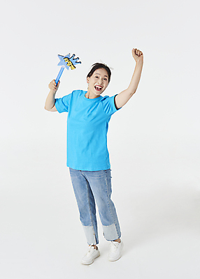 포토 JPG 스튜디오촬영 전신 여자 노년 할머니 응원 실내 한명 서기 미소 웃음 들기 앞모습 실버라이프 손들기 파이팅 주먹 한국인 팬 60대 즐거움 흰배경 노인여자한명만 응원봉 액티브시니어 국내포토 1 라이프스타일 감정 뷰포인트 백그라운드 모션 표정 사람 동양인 성인 내부 흰색 여자한명만 노인여자만 파일형식