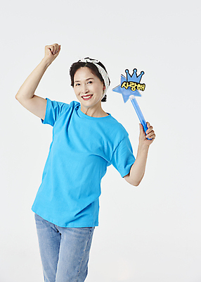 포토 JPG 스튜디오촬영 여자 노년 할머니 응원 실내 한명 미소 웃음 들기 상반신 앞모습 실버라이프 손들기 파이팅 주먹 한국인 팬 60대 즐거움 흰배경 노인여자한명만 응원봉 액티브시니어 국내포토 1 라이프스타일 감정 뷰포인트 백그라운드 모션 표정 사람 동양인 성인 내부 흰색 여자한명만 노인여자만 파일형식