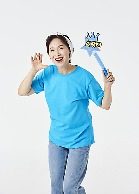 포토 JPG 스튜디오촬영 여자 노년 할머니 응원 실내 한명 미소 웃음 들기 상반신 앞모습 실버라이프 손들기 외침 한국인 팬 60대 즐거움 흰배경 노인여자한명만 응원봉 액티브시니어 국내포토 1 라이프스타일 감정 뷰포인트 백그라운드 모션 표정 사람 동양인 성인 내부 소리 흰색 여자한명만 노인여자만 파일형식