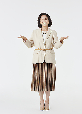 포토 JPG 스튜디오촬영 전신 우먼라이프 여자 노년 할머니 실내 한명 서기 미소 앞모습 실버라이프 손들기 한국인 우아함 60대 즐거움 흰배경 노인여자한명만 국내포토 1 라이프스타일 감정 뷰포인트 백그라운드 컨셉 모션 표정 사람 동양인 성인 내부 흰색 여자한명만 노인여자만 파일형식