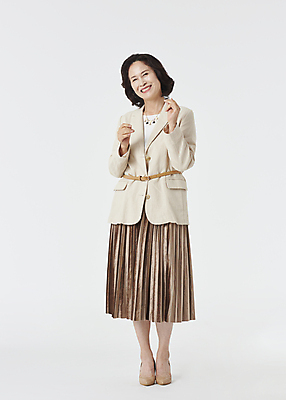 포토 JPG 스튜디오촬영 전신 우먼라이프 여자 노년 할머니 실내 한명 서기 미소 앞모습 실버라이프 손들기 한국인 우아함 60대 즐거움 흰배경 노인여자한명만 국내포토 1 라이프스타일 감정 뷰포인트 백그라운드 컨셉 모션 표정 사람 동양인 성인 내부 흰색 여자한명만 노인여자만 파일형식