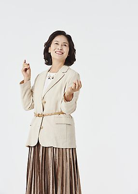 포토 JPG 스튜디오촬영 전신 우먼라이프 응시 여자 노년 할머니 실내 한명 서기 미소 손짓 상반신 앞모습 실버라이프 쇼핑 손들기 한국인 60대 즐거움 흰배경 노인여자한명만 국내포토 1 라이프스타일 시선 감정 뷰포인트 백그라운드 모션 표정 사람 동양인 성인 내부 흰색 여자한명만 노인여자만 파일형식
