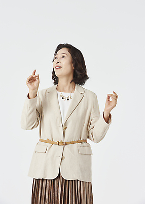 포토 JPG 스튜디오촬영 전신 우먼라이프 응시 여자 노년 할머니 실내 한명 미소 손짓 상반신 앞모습 실버라이프 쇼핑 손들기 놀람 한국인 60대 흰배경 노인여자한명만 국내포토 1 라이프스타일 시선 감정 뷰포인트 백그라운드 모션 표정 사람 동양인 성인 내부 흰색 여자한명만 노인여자만 파일형식