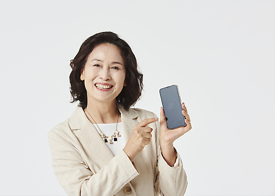 포토 JPG 스튜디오촬영 전신 우먼라이프 여자 노년 할머니 실내 한명 미소 들기 상반신 앞모습 실버라이프 스마트폰 쇼핑 한국인 가리킴 60대 즐거움 흰배경 노인여자한명만 국내포토 1 라이프스타일 감정 뷰포인트 백그라운드 모션 표정 사람 동양인 손짓 성인 내부 핸드폰 스마트기기 흰색 여자한명만 노인여자만 파일형식