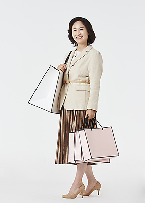 포토 JPG 스튜디오촬영 전신 우먼라이프 여자 노년 할머니 실내 한명 서기 미소 들기 옆모습 실버라이프 쇼핑 쇼핑백 한국인 60대 즐거움 흰배경 노인여자한명만 국내포토 1 라이프스타일 감정 뷰포인트 백그라운드 가방 모션 표정 사람 동양인 성인 내부 흰색 여자한명만 노인여자만 파일형식