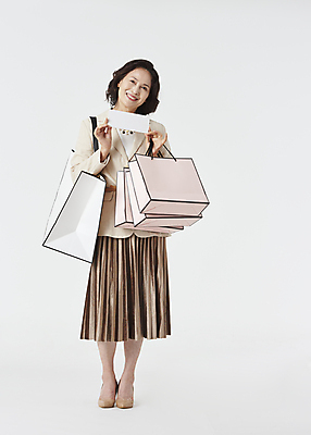 포토 JPG 스튜디오촬영 전신 우먼라이프 여자 노년 할머니 실내 한명 서기 미소 들기 앞모습 실버라이프 쇼핑 쇼핑백 한국인 60대 즐거움 흰배경 쿠폰 노인여자한명만 국내포토 1 라이프스타일 감정 뷰포인트 백그라운드 가방 모션 표정 사람 동양인 성인 내부 흰색 여자한명만 노인여자만 파일형식