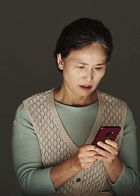 포토 JPG 스튜디오촬영 응시 여자 노년 할머니 검은배경 실내 한명 서기 들기 상반신 앞모습 실버라이프 스마트폰 놀람 피해 한국인 찡그림 60대 보이스피싱 심각 노인여자한명만 국내포토 1 라이프스타일 시선 감정 뷰포인트 백그라운드 컨셉 모션 표정 사람 동양인 성인 내부 핸드폰 스마트기기 검은색 피싱 여자한명만 노인여자만 파일형식