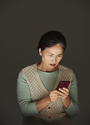 포토 JPG 스튜디오촬영 응시 여자 노년 할머니 검은배경 실내 한명 서기 들기 상반신 앞모습 실버라이프 스마트폰 놀람 피해 한국인 찡그림 60대 보이스피싱 심각 노인여자한명만 국내포토 1 라이프스타일 시선 감정 뷰포인트 백그라운드 컨셉 모션 표정 사람 동양인 성인 내부 핸드폰 스마트기기 검은색 피싱 여자한명만 노인여자만 파일형식