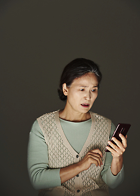 포토 JPG 스튜디오촬영 응시 여자 노년 할머니 검은배경 실내 한명 서기 들기 상반신 옆모습 실버라이프 스마트폰 놀람 피해 한국인 찡그림 60대 보이스피싱 심각 노인여자한명만 국내포토 1 라이프스타일 시선 감정 뷰포인트 백그라운드 컨셉 모션 표정 사람 동양인 성인 내부 핸드폰 스마트기기 검은색 피싱 여자한명만 노인여자만 파일형식