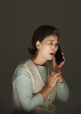 포토 JPG 스튜디오촬영 여자 노년 할머니 검은배경 실내 한명 서기 들기 상반신 옆모습 실버라이프 스마트폰 놀람 피해 한국인 60대 통화 보이스피싱 심각 노인여자한명만 국내포토 1 라이프스타일 감정 뷰포인트 백그라운드 컨셉 모션 표정 사람 동양인 성인 내부 핸드폰 스마트기기 검은색 피싱 여자한명만 노인여자만 파일형식