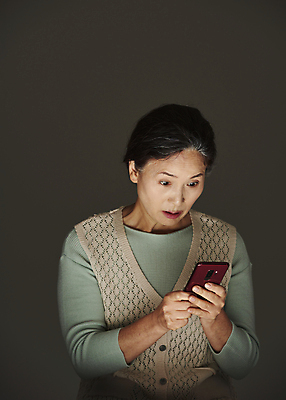 포토 JPG 스튜디오촬영 응시 여자 노년 할머니 검은배경 실내 한명 서기 들기 상반신 앞모습 실버라이프 스마트폰 놀람 피해 한국인 60대 보이스피싱 심각 노인여자한명만 국내포토 1 라이프스타일 시선 감정 뷰포인트 백그라운드 컨셉 모션 표정 사람 동양인 성인 내부 핸드폰 스마트기기 검은색 피싱 여자한명만 노인여자만 파일형식