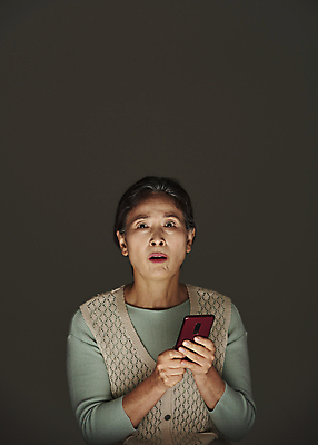 포토 JPG 스튜디오촬영 응시 여자 노년 할머니 검은배경 실내 한명 서기 들기 상반신 앞모습 실버라이프 스마트폰 놀람 피해 한국인 60대 보이스피싱 심각 노인여자한명만 국내포토 1 라이프스타일 시선 감정 뷰포인트 백그라운드 컨셉 모션 표정 사람 동양인 성인 내부 핸드폰 스마트기기 검은색 피싱 여자한명만 노인여자만 파일형식